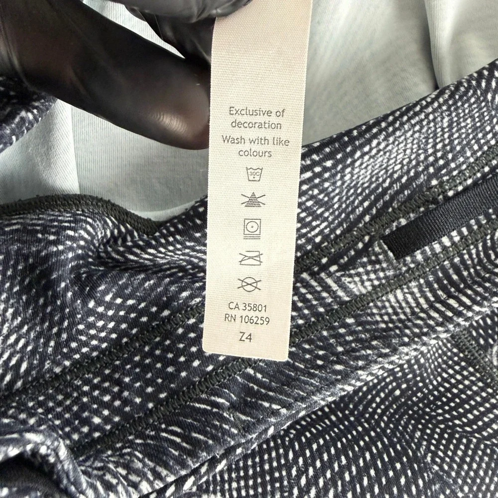 Lululemon Fast‎ and Free Crop Leggings Womens 10 Black Geo Dot Pockets Nulux Run